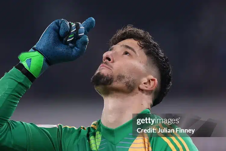 Bayindir nói gì khi giúp MU hạ Arsenal?