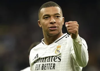 Real Madrid chiếm ngôi đầu La Liga