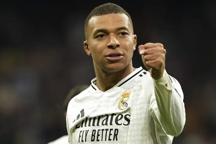 Real Madrid chiếm ngôi đầu La Liga