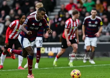 Isak thăng hoa cùng Newcastle