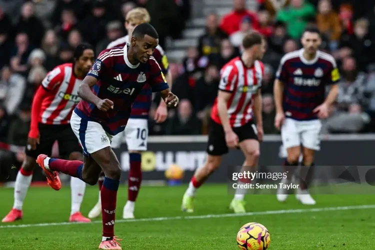 Isak thăng hoa cùng Newcastle