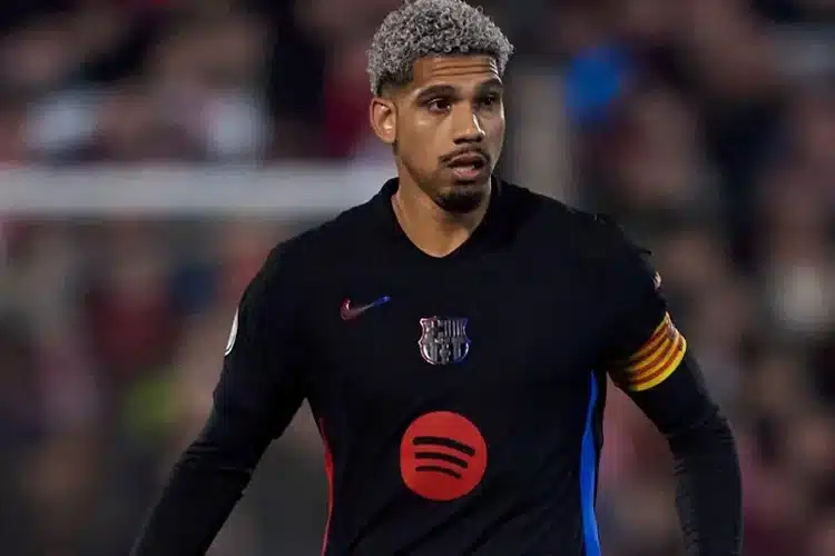 Ronald Araujo đòi rời Barcelona