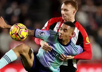 Arsenal tăng sức ép cho Liverpool trong cuộc đua vô địch