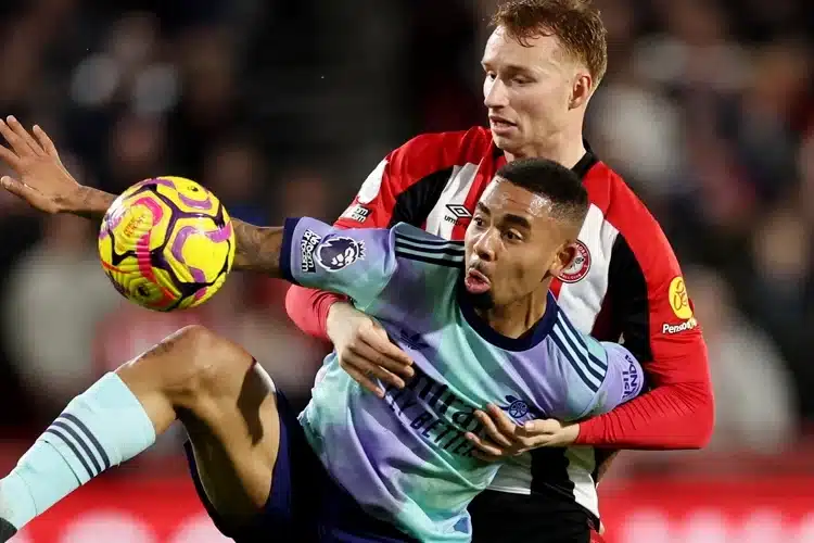 Arsenal tăng sức ép cho Liverpool trong cuộc đua vô địch