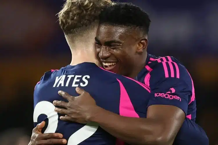 Wolves bị Nottingham nhấn chìm