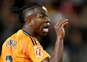 Vinicius lĩnh thẻ đỏ sau hành động phi thể thao