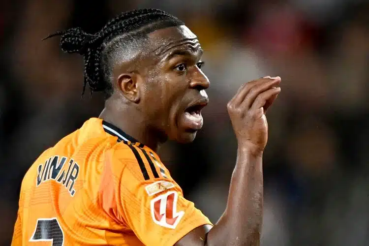 Vinicius lĩnh thẻ đỏ sau hành động phi thể thao