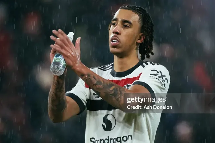 Leny Yoro và những nỗ lực hòa nhập tại Manchester United