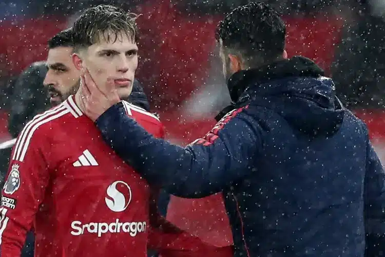 Garnacho bị phạt vì tự ý bỏ vào phòng thay đồ