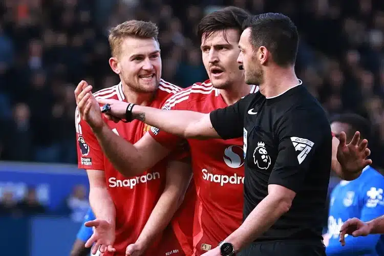 Manchester United chật vật giành điểm trước Everton