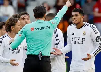 Khoảnh khắc gây sốc, trọng tài ăn mừng Real thủng lưới