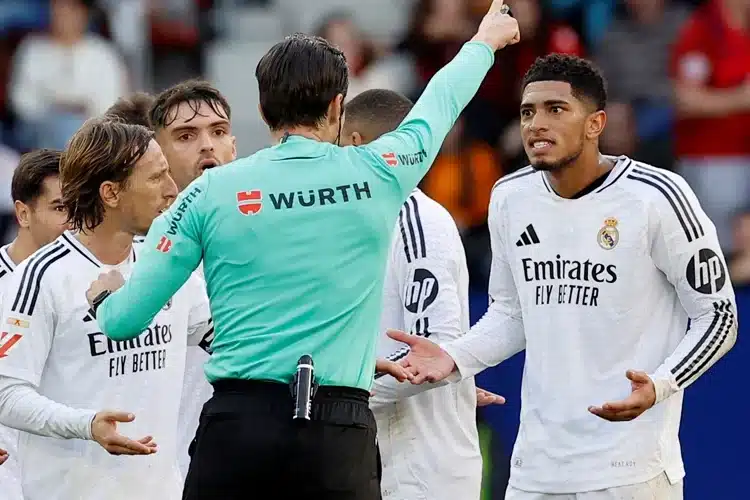 Khoảnh khắc gây sốc, trọng tài ăn mừng Real thủng lưới