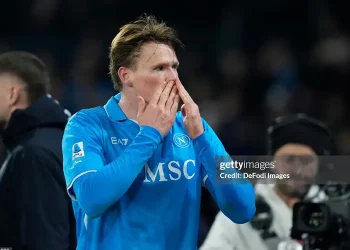 CĐV Napoli tôn sùng McTominay như Maradona tái sinh