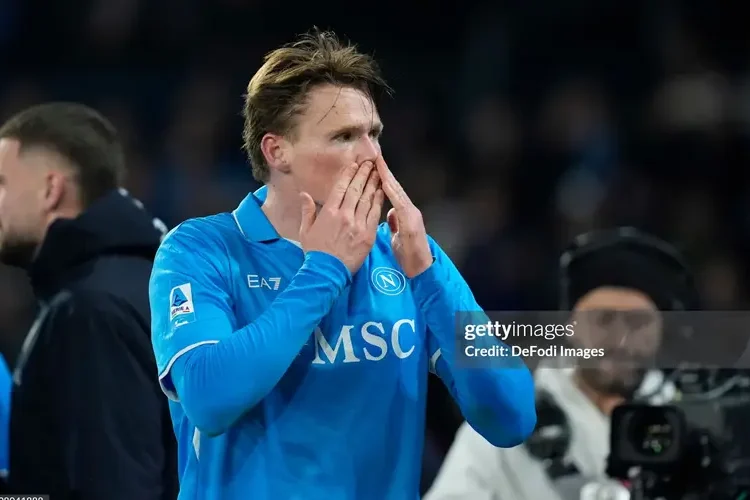 CĐV Napoli tôn sùng McTominay như Maradona tái sinh