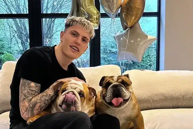 Cái kết có hậu cho người tìm thấy 2 chú chó của Garnacho