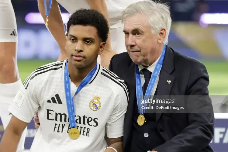 HLV Ancelotti giải thích việc đảo cánh đối với Rodrygo sau giờ nghỉ