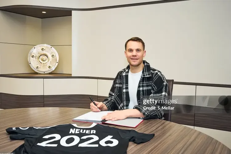Neuer gia hạn hợp đồng với Bayern Munich