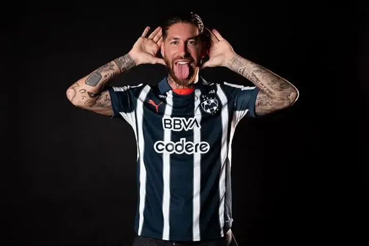 Ramos chọn khoác áo số 93 để cà khịa một đội bóng