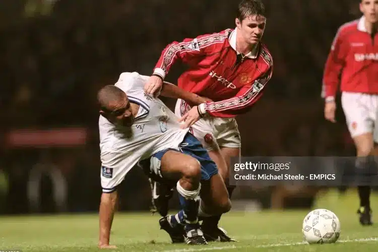 Sao Manchester United chia sẻ cuộc sống làm linh mục