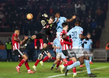 Tiền đạo Nottingham gãy mũi khi đội nhà có suất cuối vào vòng 5 FA Cup