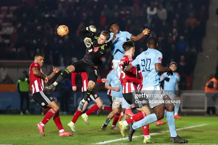 Tiền đạo Nottingham gãy mũi khi đội nhà có suất cuối vào vòng 5 FA Cup