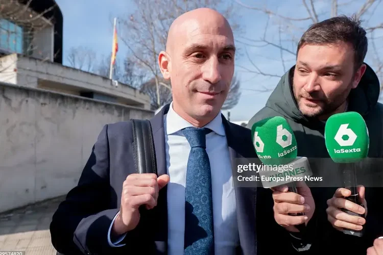 Tòa tuyên án vụ cựu chủ tịch LĐBĐ Tây Ban Nha hôn nữ cầu thủ