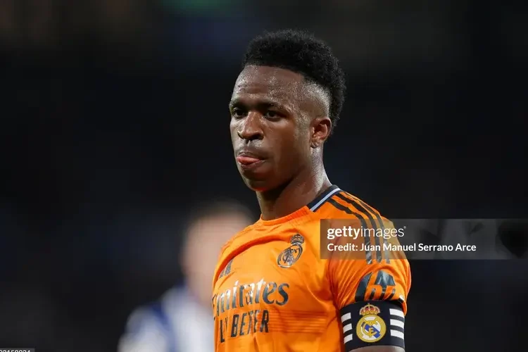 Vinicius bị phân biệt chủng tộc khi lần đầu đeo băng đội trưởng Real Madrid