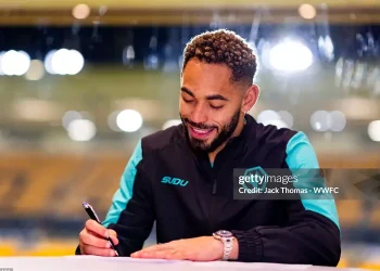 Wolves thông báo ký lại hợp đồng với máy ghi bàn Cunha