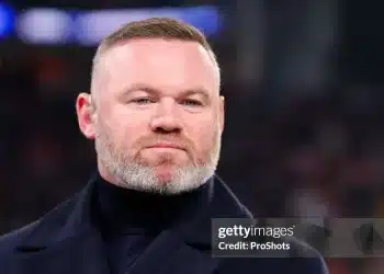 Rooney tè bậy trên phố