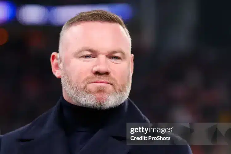 Rooney tè bậy trên phố