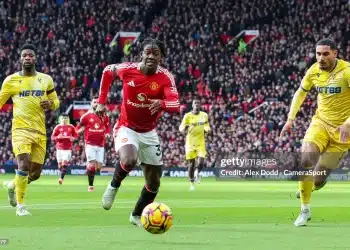 Manchester United ra giá bán Mainoo