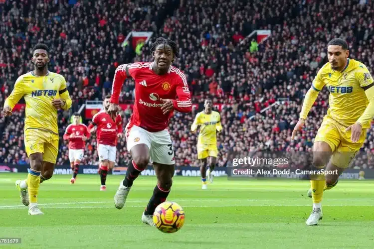 Manchester United ra giá bán Mainoo