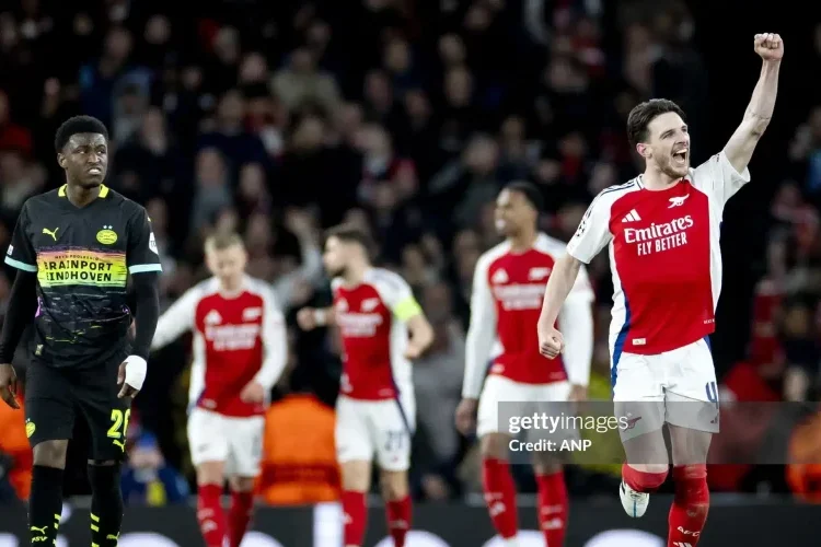 Arsenal tái lập thành tích của Manchester City