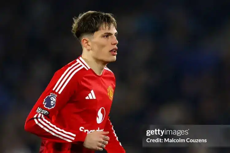 Garnacho nhận cảnh báo vì quá mê Ronaldo