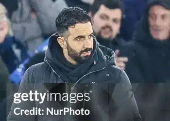 Dự án Old Trafford 2 tỷ bảng và 'gã hàng xóm khó tính'