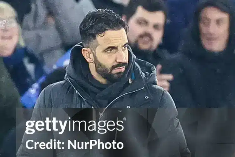 Dự án Old Trafford 2 tỷ bảng và 'gã hàng xóm khó tính'