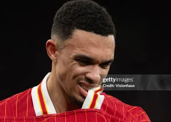 CĐV Liverpool đốt áo Alexander-Arnold