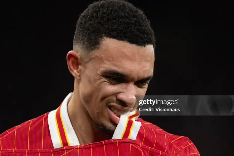 CĐV Liverpool đốt áo Alexander-Arnold