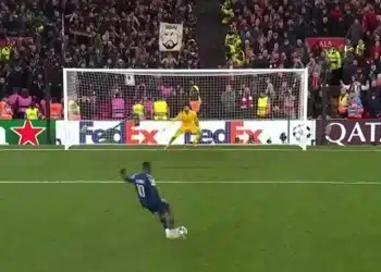 Dembele gây sốt với kiểu đá 11m kỳ lạ