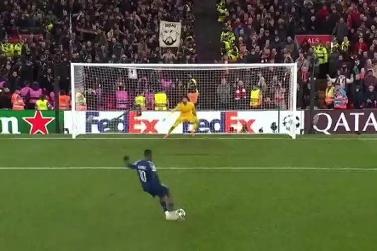 Dembele gây sốt với kiểu đá 11m kỳ lạ