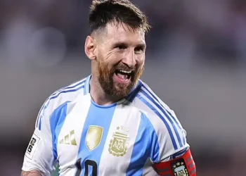 Messi dạy Raphinha bài học về sự khiêm tốn