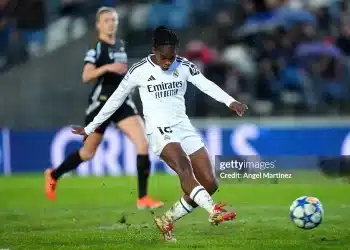 Arsenal thua trên sân Real Madrid, đội chủ nhà bị công kích