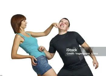 Cầu thủ Anh bị vợ đánh ghen truy sát trên sân