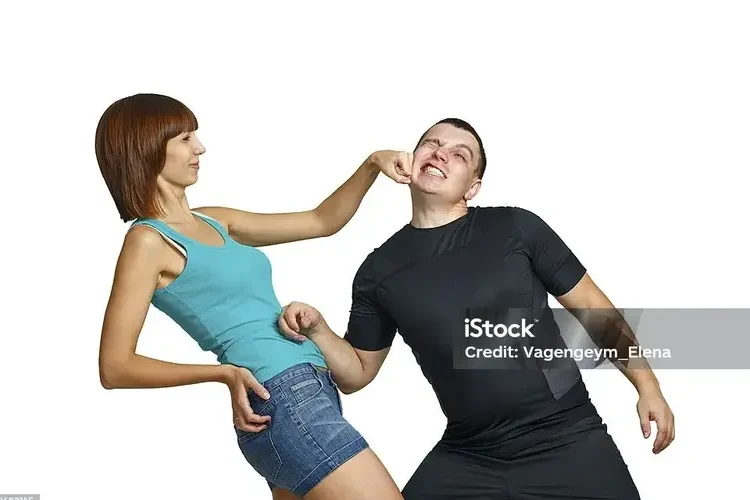 Cầu thủ Anh bị vợ đánh ghen truy sát trên sân