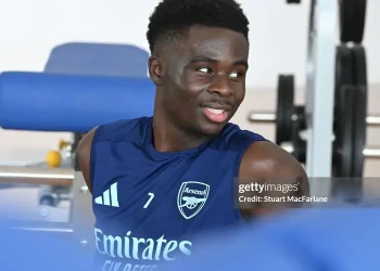 Chân dung người khiến các cầu thủ ở Anh phải ‘im lặng cúi đầu’