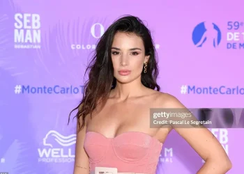 Con gái huyền thoại bóng đá Pháp bị ăn gậy của Instagram vì đăng ảnh nóng