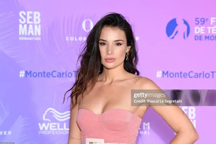 Con gái huyền thoại bóng đá Pháp bị ăn gậy của Instagram vì đăng ảnh nóng