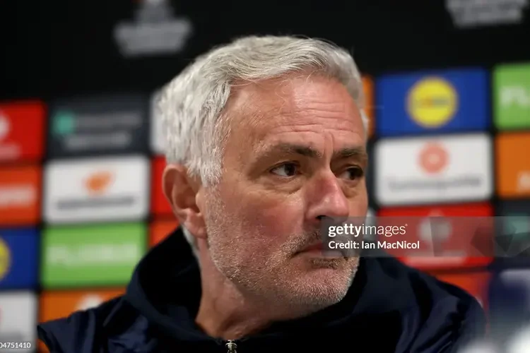 Đội nhà bị loại, Mourinho tố trọng tài VAR bỏ qua 3 quả phạt đền