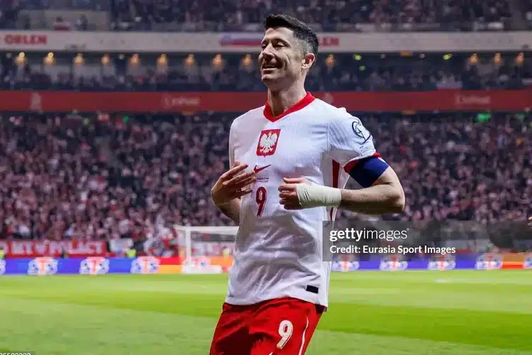 Lewandowski không trở về Barcelona dù dính chấn thương