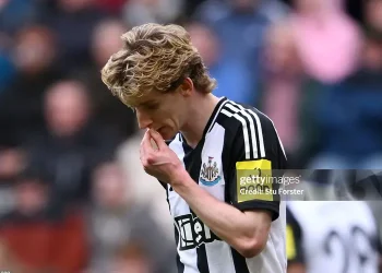 Một giây phút bốc đồng, Gordon bỏ lỡ chung kết Carabao Cup